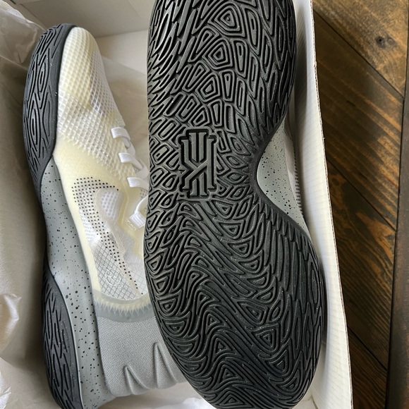 Nike Kyrie Flytrap V (GS) size 6.5Y - Picture 4 of 7